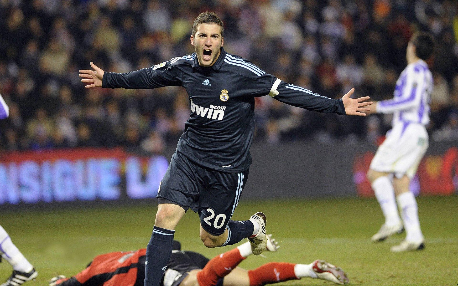 德甲激战,戈雷茨卡双响建功 拜仁3比2险胜沃尔夫斯堡稳居榜首